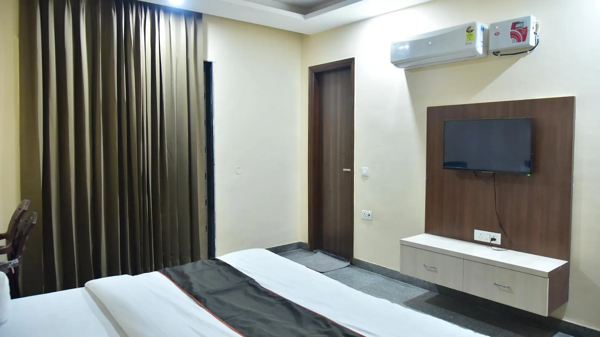 Hotel Wedlock Subhash Chowk Gurgaon