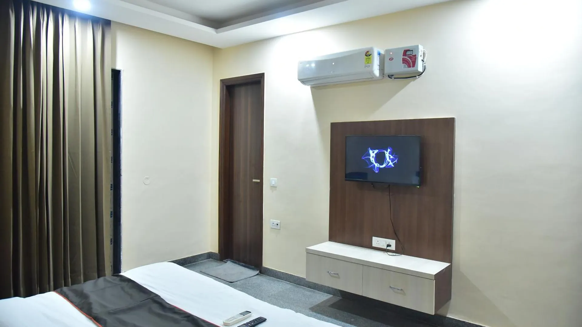 Hotel Wedlock Subhash Chowk Gurgaon