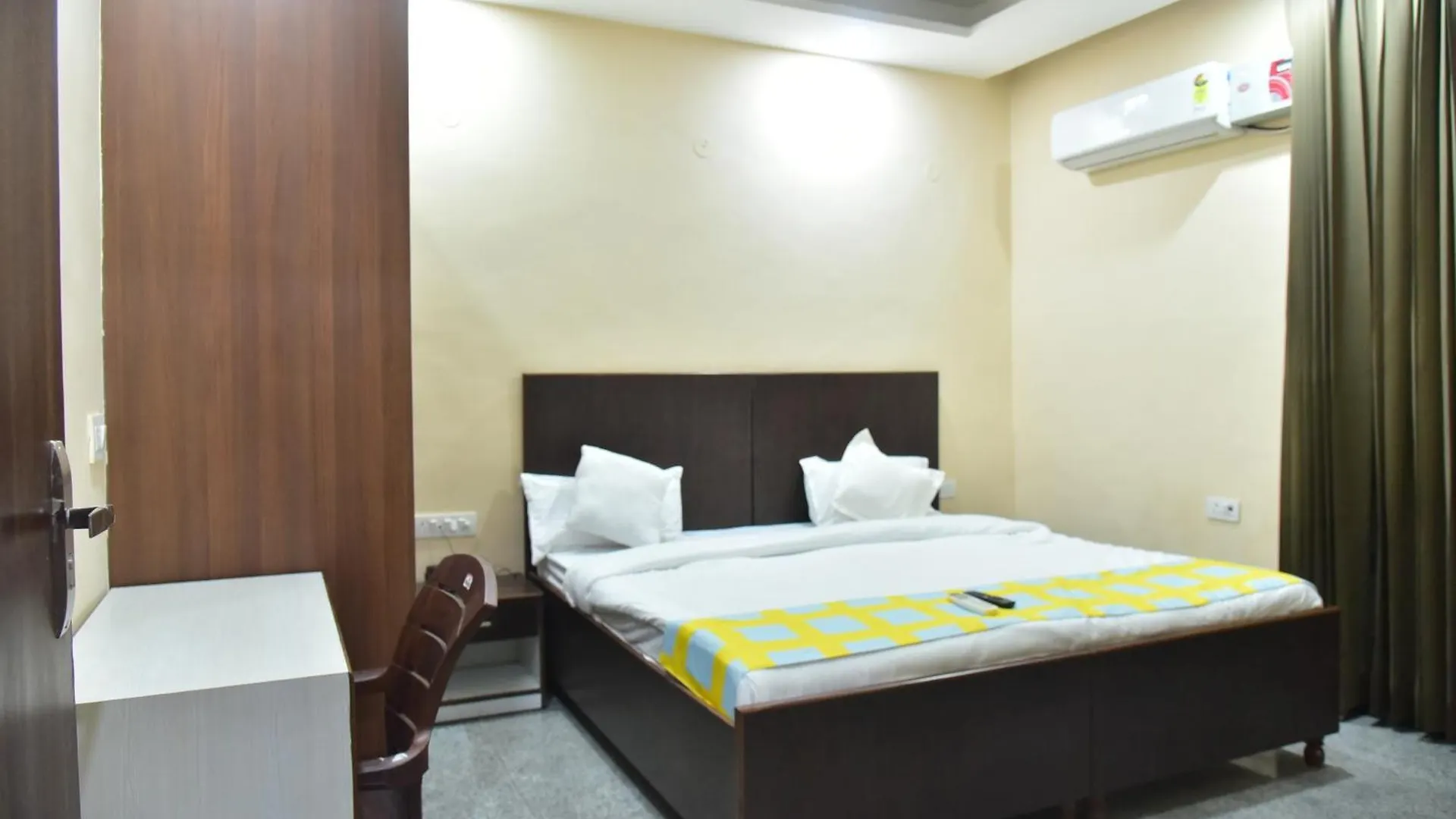 Hotel Wedlock Subhash Chowk Gurgaon